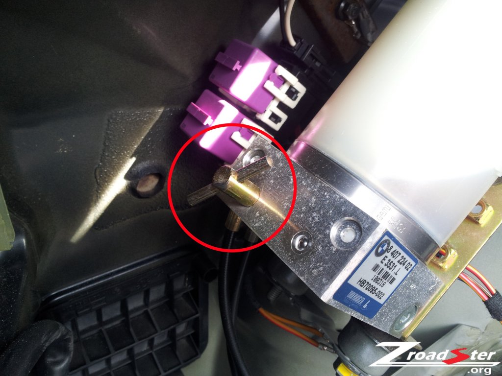 BMW_Z3_Hood_Release_02.jpg